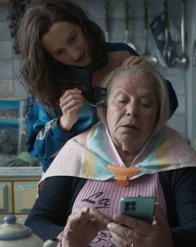 photo du film miss mermaid la grand mere qui veut qu'elle devienne une sirène